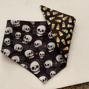 Pet bandanna, reversible, one side has candy corn the other side has skulls NEW
